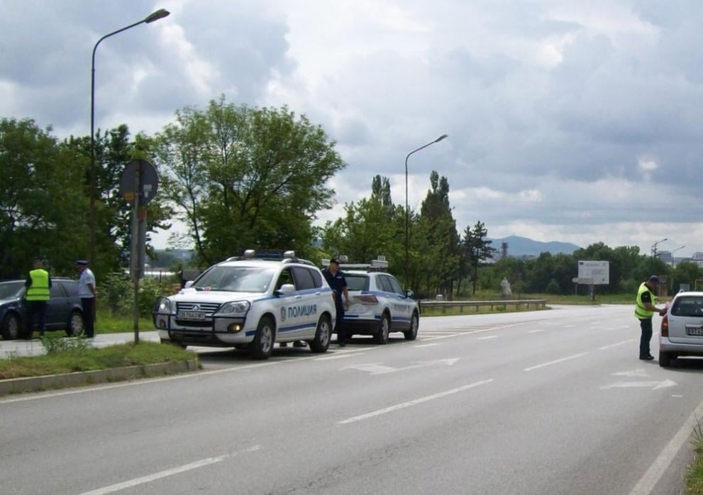 8 в ареста след спецакция в Ямболско СНИМКИ