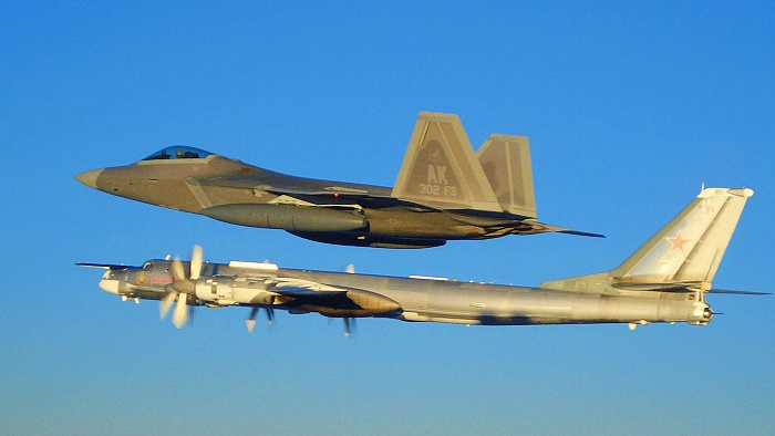 Екшън в небето: US изтребители F-22 подгониха руски стратегически бомбардировачи