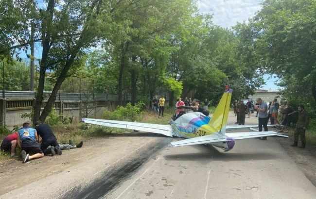 Самолет се разби върху хипермаркет Метро, пилот загина СНИМКИ