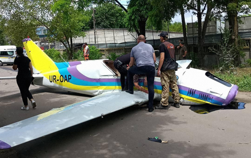 Самолет се разби върху хипермаркет Метро, пилот загина СНИМКИ