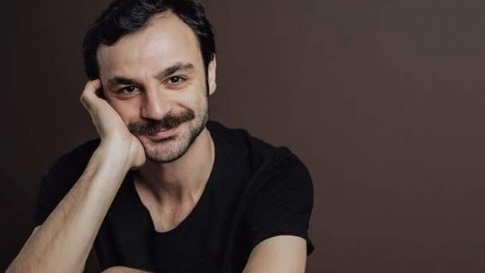 Известен турски актьор от хитов сериал у нас взриви мрежата СНИМКИ