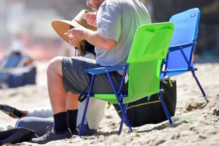 Холивудска звезда си носи храна от вкъщи на плажа СНИМКИ