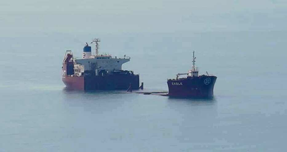 Потъващ кораб ужаси хората във Варна СНИМКА