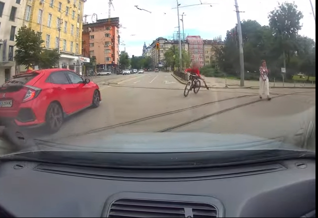 Инфарктно ВИДЕО: Дете на колело плещи по телефона и връхлита кола в София, шофьорът вбесен