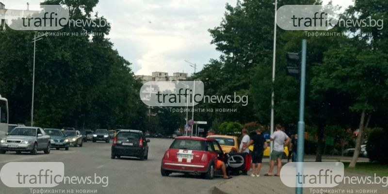 Зрелищна катастрофа с такси в Пловдив СНИМКИ 