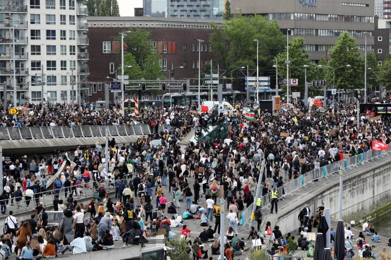 И в Нидерландия агресивни демонстранти пощуряха