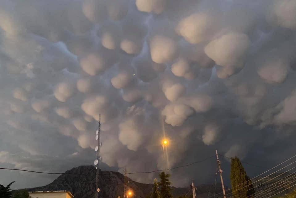 Заснеха приказно красиви облаци, предвестник на нещо страшно СНИМКИ 