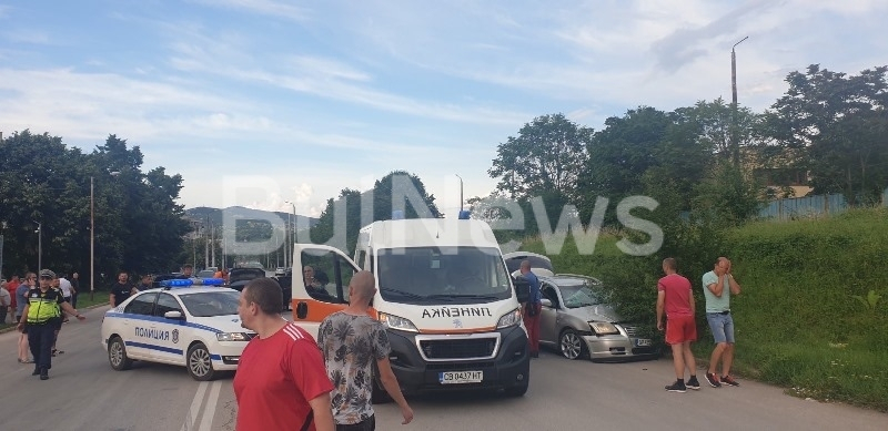 Зверска касапница във Враца! Малко дете и куп хора са заклещени между смачкани коли СНИМКИ