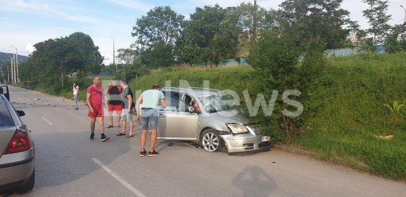 Зверска касапница във Враца! Малко дете и куп хора са заклещени между смачкани коли СНИМКИ