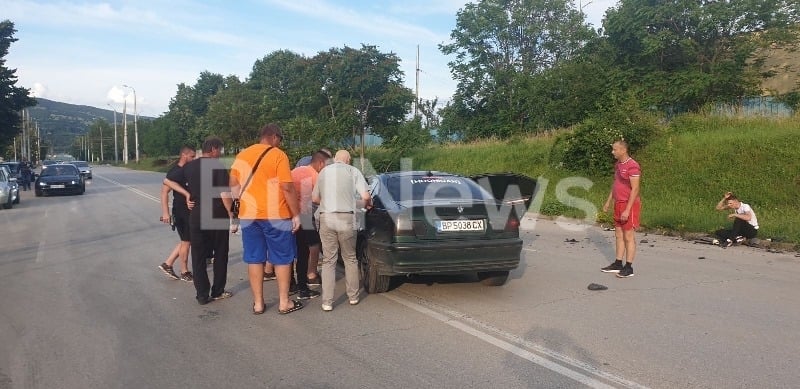 Зверска касапница във Враца! Малко дете и куп хора са заклещени между смачкани коли СНИМКИ