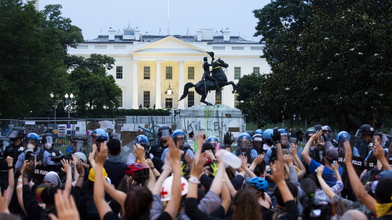 Меле пред Белия дом! Протестиращи бесят статуя на бивш президент, полицията ги атакува с...    СНИМКИ