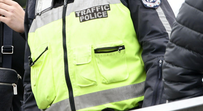 Друсан шофьор на БМВ блъсна двама полицаи при опит за бягство в Кърджали 