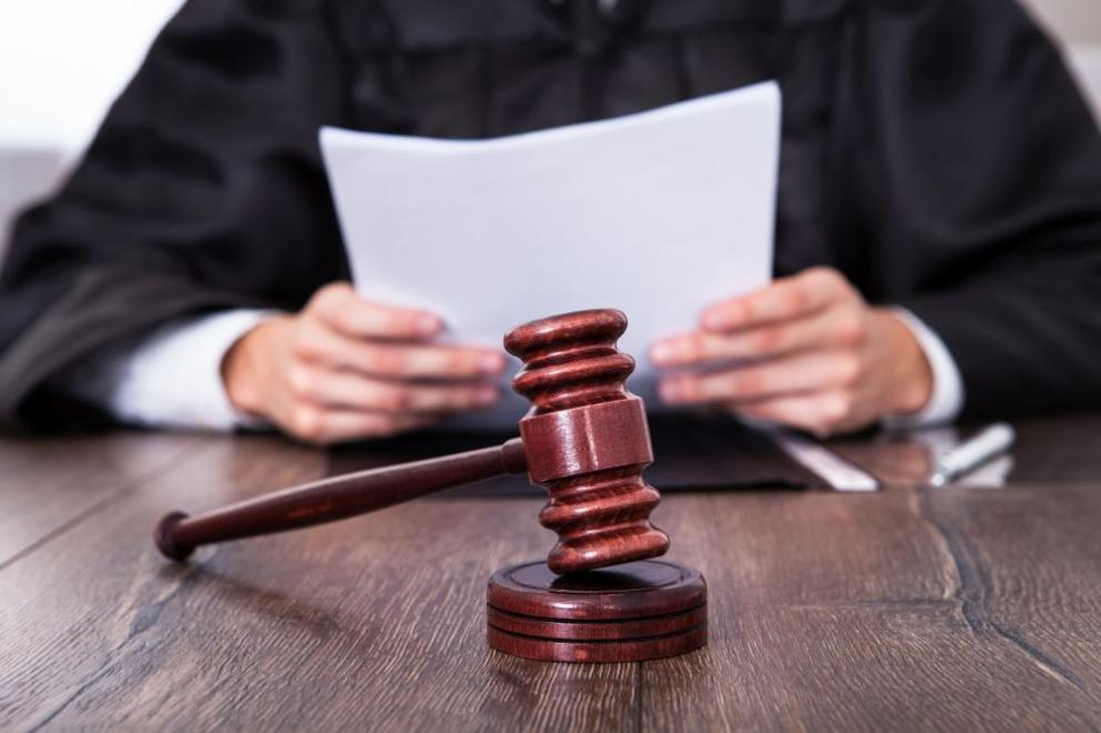 Похотлив 77-г. съдия искал секс от 6 кандидатки за работа и прецакал едната 