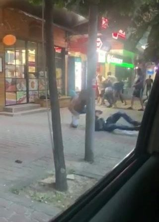 Мъже се млатят като обезумели на пъпа на Търново заради продавачка ВИДЕО 