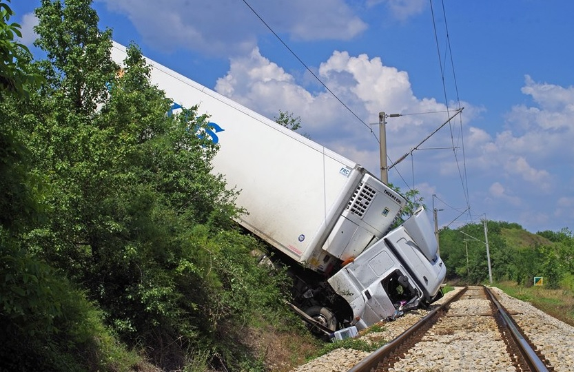 Зрелищна катастрофа на камион върху жп релси СНИМКИ