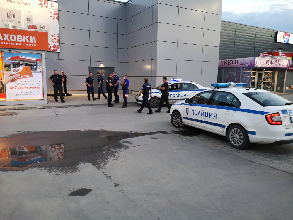 Само в БЛИЦ! Пред хипермаркет във Варна почерня от полиция, очевидци в шок ВИДЕО