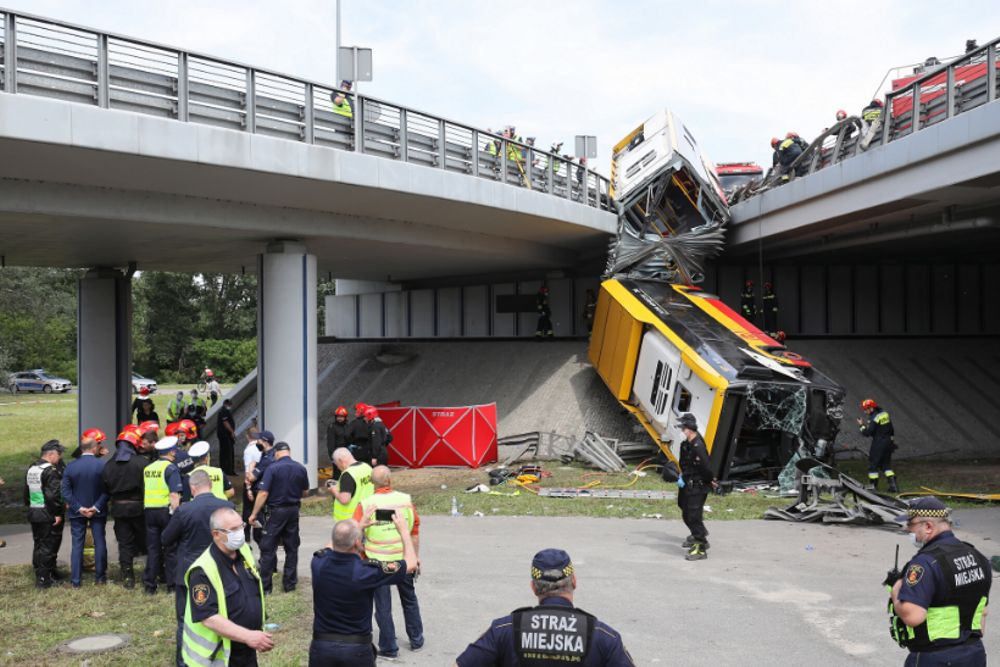 Кървав ад! Пълен с хора автобус падна от мост във Варшава ВИДЕО