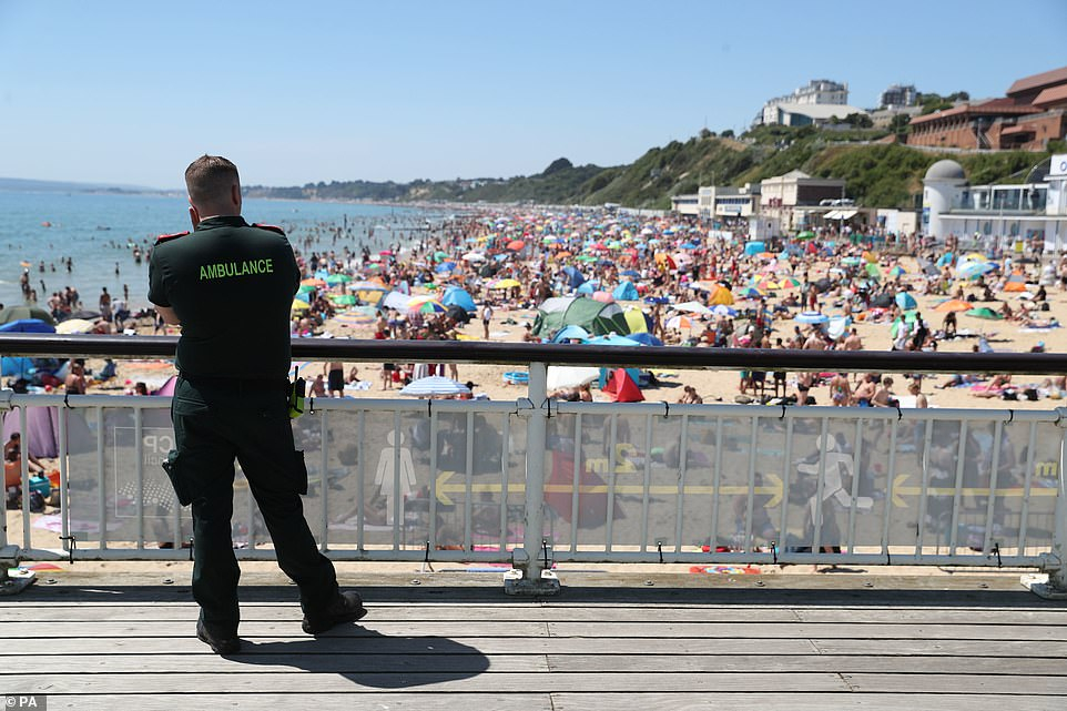 Апокалиптична ситуация на плажовете в Англия, полицията разгонва тълпите с ултиматум СНИМКИ