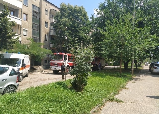 Огнен ужас във Видин! Спасяват жена от горящ блок СНИМКИ