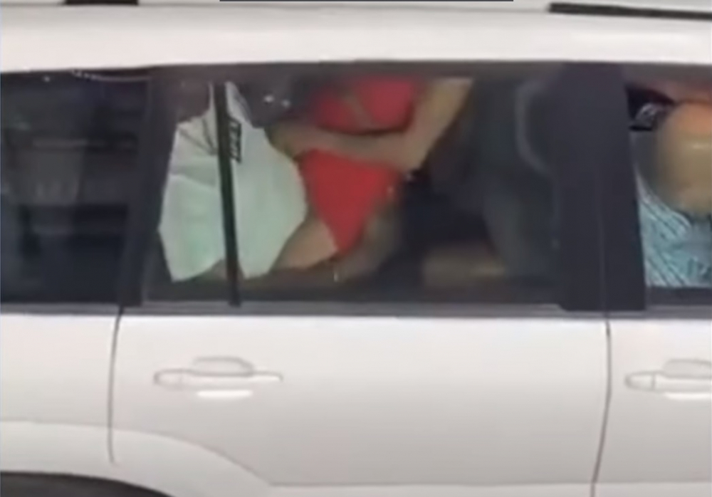Страшен скандал: Заснеха секс в служебна кола на ООН ВИДЕО 18+