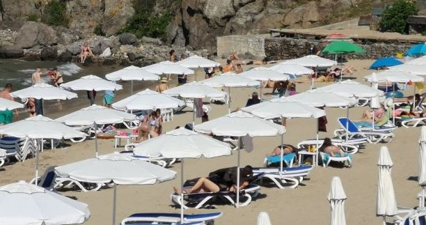 СНИМКА от читател: Изгубен сезон ли? Плажът в Созопол "гърми"