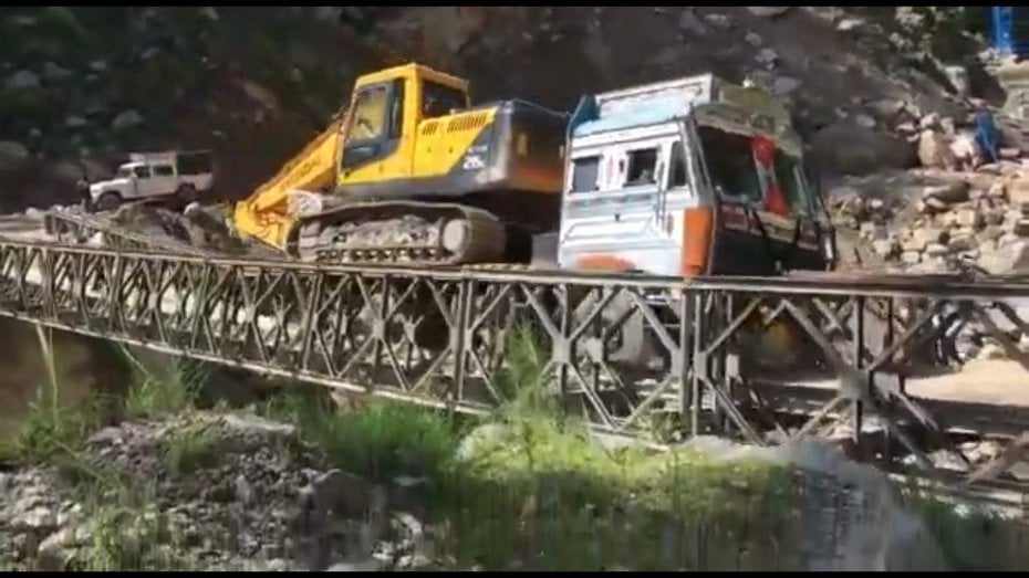 ВИДЕО запечата ужасяващото падане на камион с екскаватор от мост