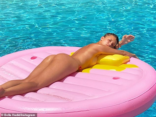 Бела Хадид се показа по голи гърди край басейна СНИМКИ 18+