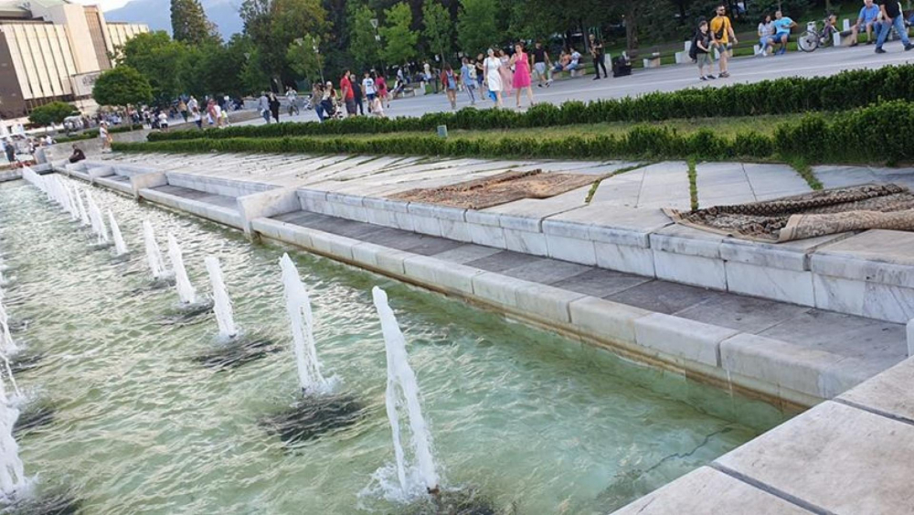 Ново безумие: Превърнаха фонтаните пред НДК в пералня за килими СНИМКА 