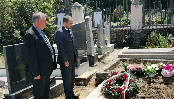 На погребението на Спаска Митрова, трогнала Борисов, отиде...