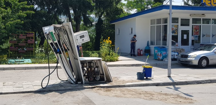 Заблеяна шофьорка направи голяма беля на бензиностанция край Симитли СНИМКИ