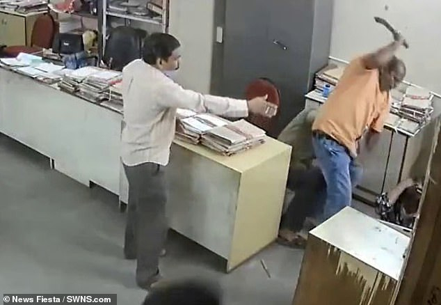 Шокиращо ВИДЕО 18+: Жена бе пребита от колега заради забележка да си сложи маската 