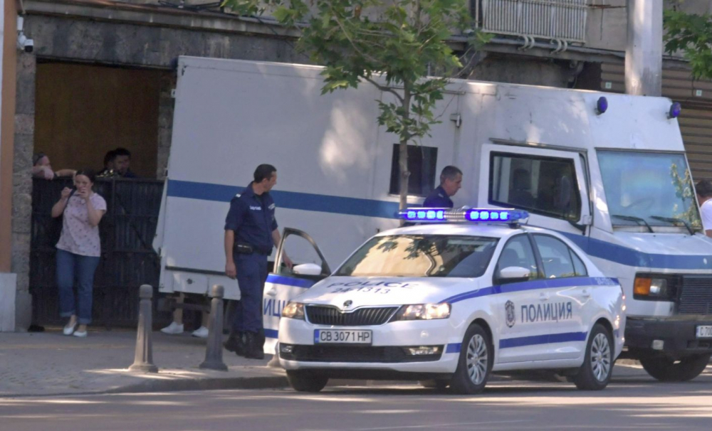 Пред офис на Васил Божков пак почерня от полиция СНИМКИ 