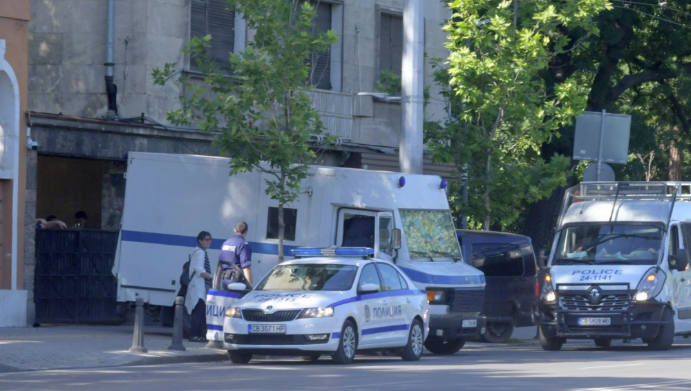 Пред офис на Васил Божков пак почерня от полиция СНИМКИ 