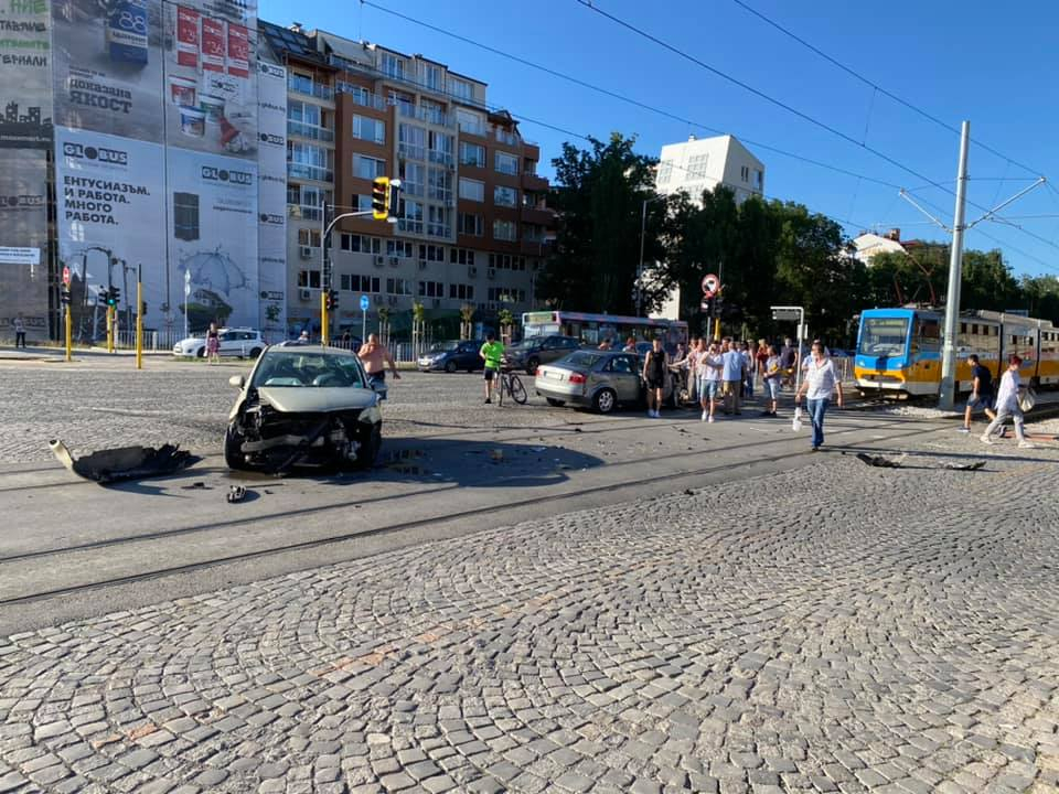 Първо в БЛИЦ! Адско меле в София – трамваите са спрени, трафикът е блокиран! СНИМКИ