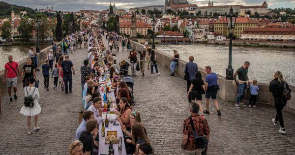 Чехия приключи пандемията с пир на маса, дълга 500 метра 
