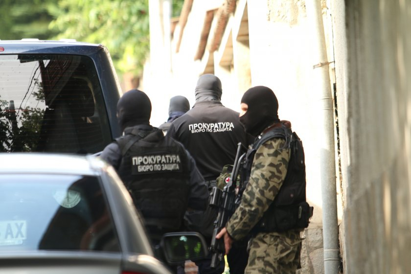 Екшън в Пловдив: Закопчаха спецполицай за кражба на... ВИДЕО