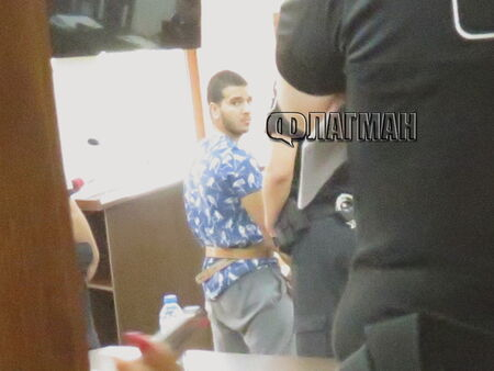Обвиненият в тероризъм Мохамед влезе окован с пранги в съда СНИМКА