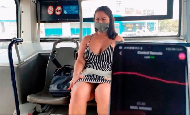 Порнозвезда се отдаде на разврат в градски рейс, но забрави за маската и... СНИМКИ 