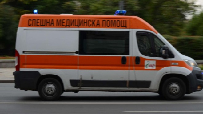 Мъж със счупена става и 3 байпаса чака 4 часа линейка в София