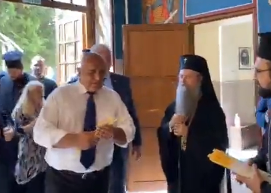 Борисов запали свещ в храма в Пловдивската семинария и напомни за нещо много важно ВИДЕО