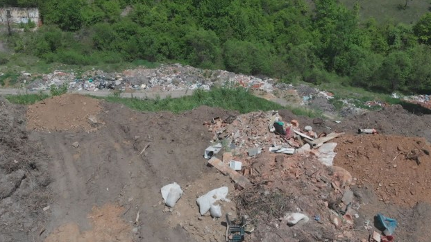 Грозна гледка: Матраци и дивани "изникнаха" в планината край река Чипровска СНИМКИ