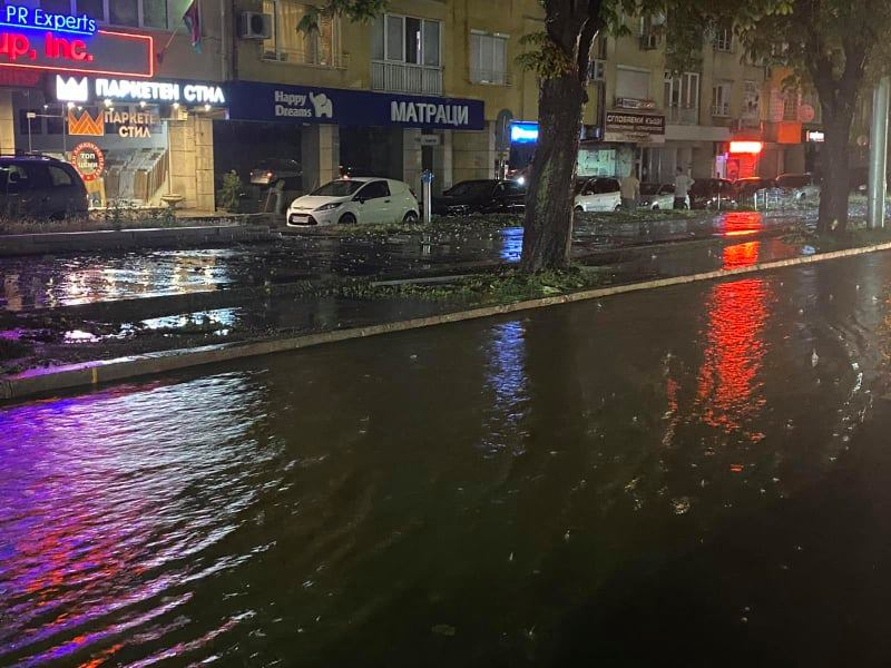 Кошмар! Чисто новият бул. "България" е под вода СНИМКИ