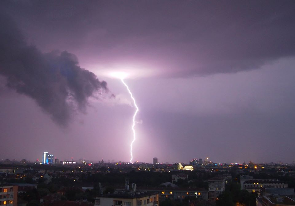 Извънредни новини след библейския потоп в София, има пострадал след паднала мълния
