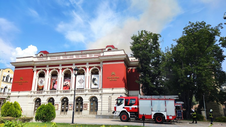 Боил Банов прави оглед на щетите след пожара в операта в Русе