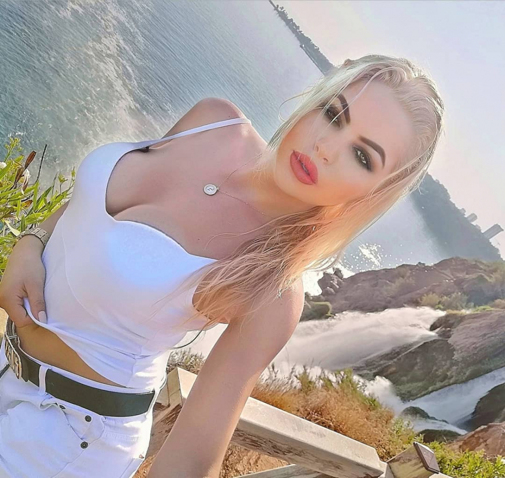 Едрогърда блондинка от Кърджали с голяма роля в турски филм СНИМКИ 18+