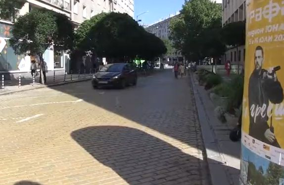 БЛИЦ TV: Шофьори си джиткат спокойно по новата пешеходна зона в топцентъра на София