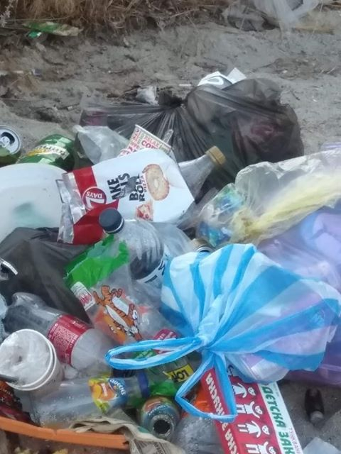 Варненци превърнаха красив плаж в сметище СНИМКИ 