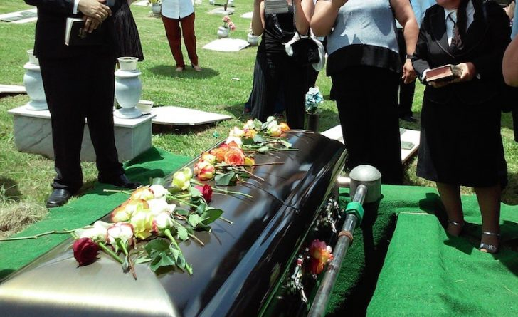 По време на погребение син откри непозната жена в ковчега на майка си
