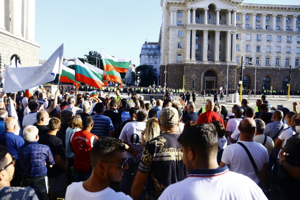  Три пъти повече поддръжници на ГЕРБ пред МС, скандират: Борисов, Борисов! СНИМКИ