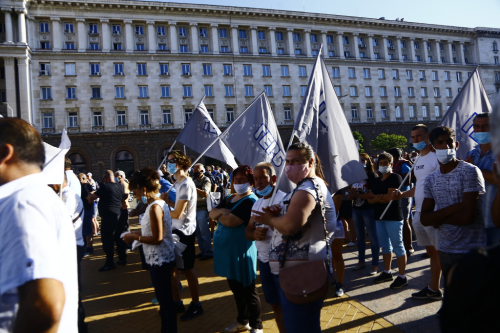  Три пъти повече поддръжници на ГЕРБ пред МС, скандират: Борисов, Борисов! СНИМКИ